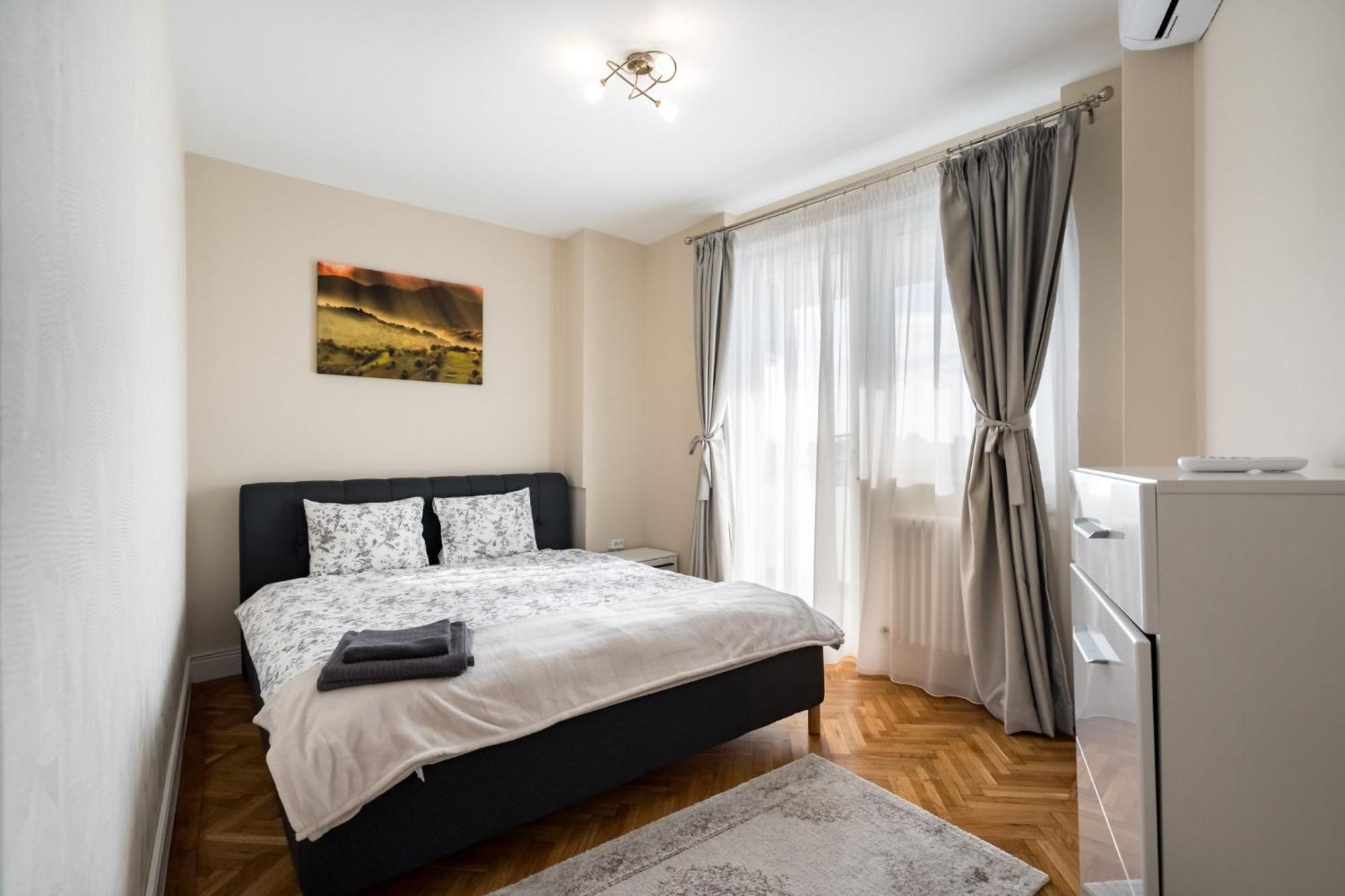 City View Apartment With Private Balcony Boekarest Buitenkant foto