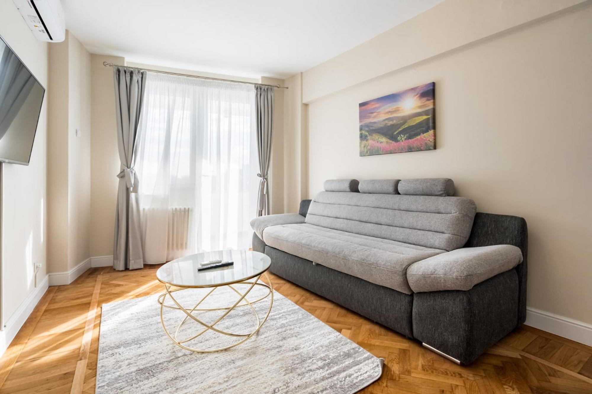 City View Apartment With Private Balcony Boekarest Buitenkant foto