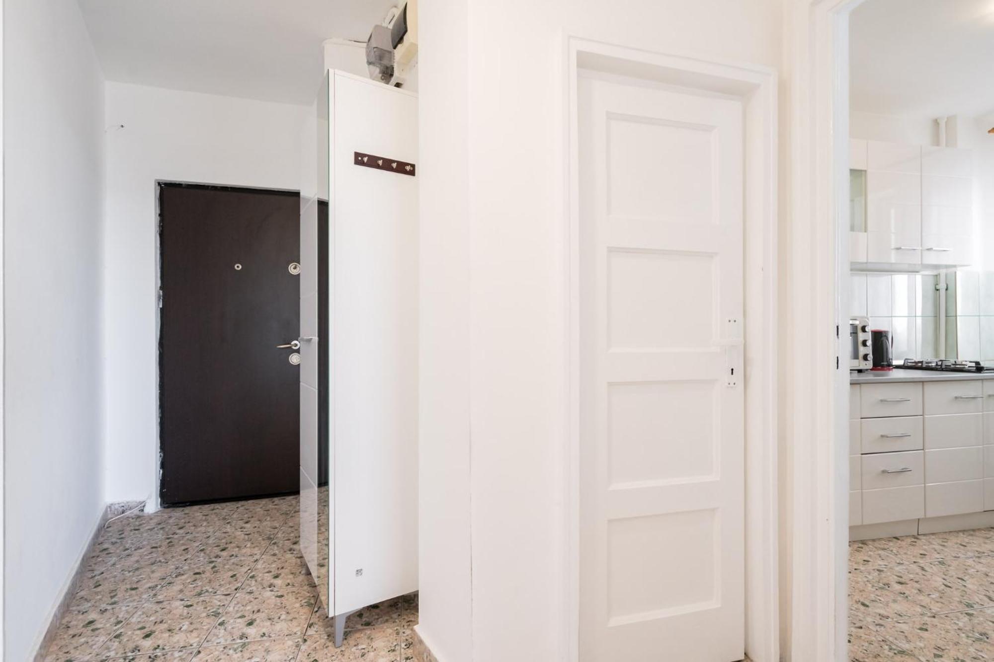 City View Apartment With Private Balcony Boekarest Buitenkant foto