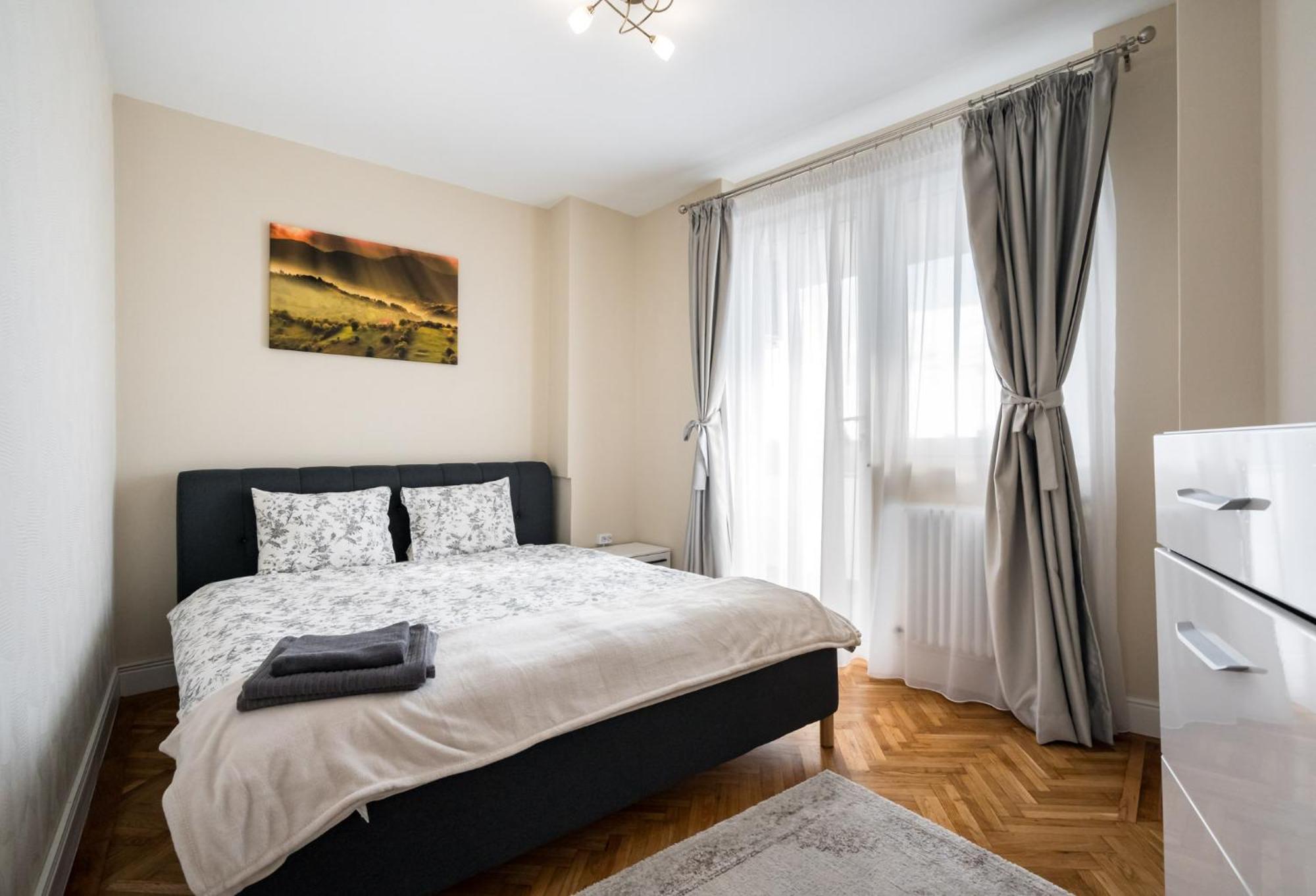 City View Apartment With Private Balcony Boekarest Buitenkant foto