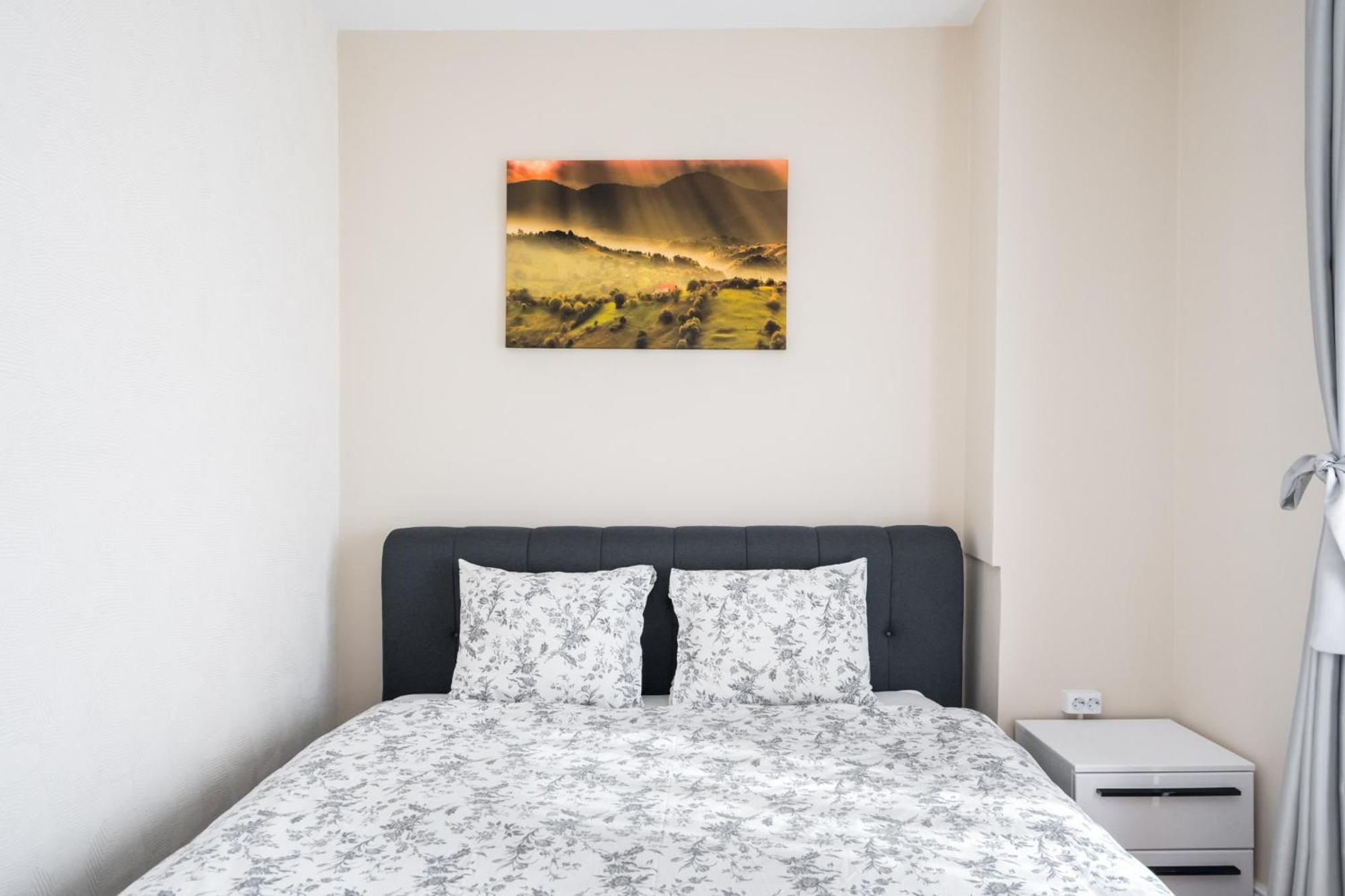 City View Apartment With Private Balcony Boekarest Buitenkant foto